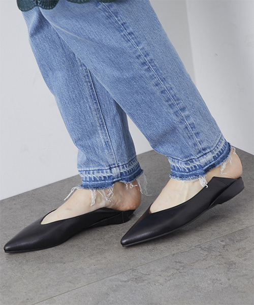 STUDIOUS（ステュディオス）の「アーモンド2WAYパンプス（パンプス・レディース・ブラック/アイボリー・MEDIUM/SMALL）」の3枚目の写真