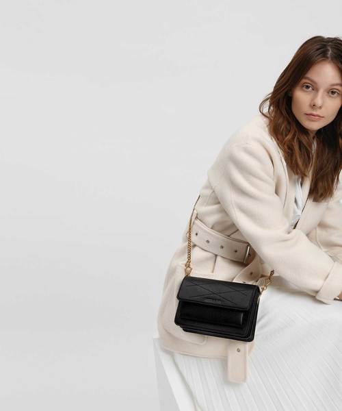 CHARLES & KEITH(チャールズ & キース)の「フロントフラップクロスボディバッグ / FRONT FLAP CROSSBODY BAG(ショルダーバッグ・レディース・マルーン/ベージュ/サックスブルー/ブラック・S)」の5枚目の写真