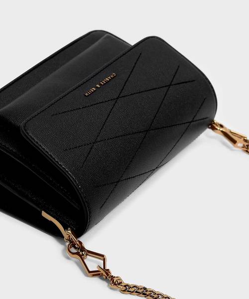CHARLES & KEITH(チャールズ & キース)の「フロントフラップクロスボディバッグ / FRONT FLAP CROSSBODY BAG(ショルダーバッグ・レディース・マルーン/ベージュ/サックスブルー/ブラック・S)」の6枚目の写真
