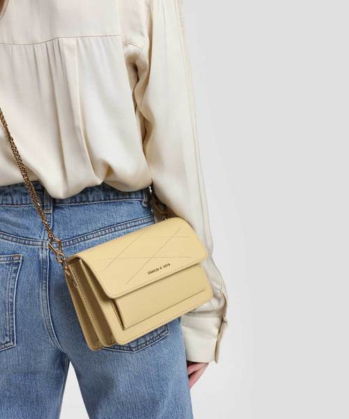 CHARLES & KEITH◆フロントフラップ クロスボディバッグ◆送料込 CHARLES ＆ KEITH ショルダーバッグ バッグ フロントフラップ