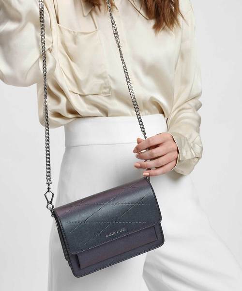 CHARLES & KEITH(チャールズ & キース)の「フロントフラップクロスボディバッグ / FRONT FLAP CROSSBODY BAG(ショルダーバッグ・レディース・マルーン/ベージュ/サックスブルー/ブラック・S)」の15枚目の写真