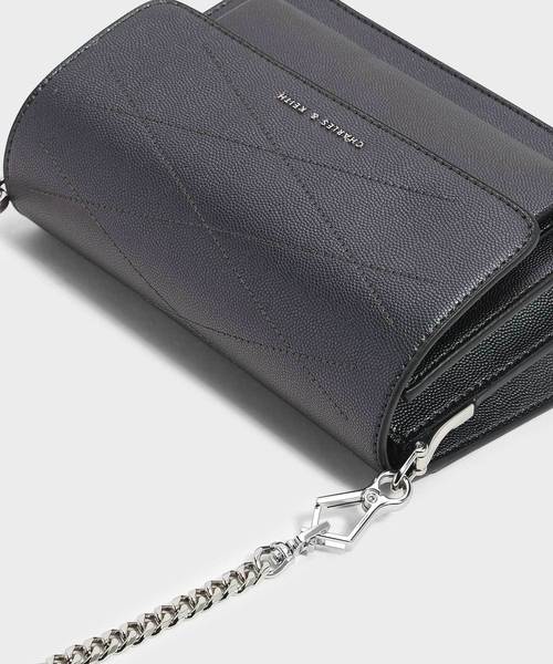 CHARLES & KEITH(チャールズ & キース)の「フロントフラップクロスボディバッグ / FRONT FLAP CROSSBODY BAG(ショルダーバッグ・レディース・マルーン/ベージュ/サックスブルー/ブラック・S)」の16枚目の写真