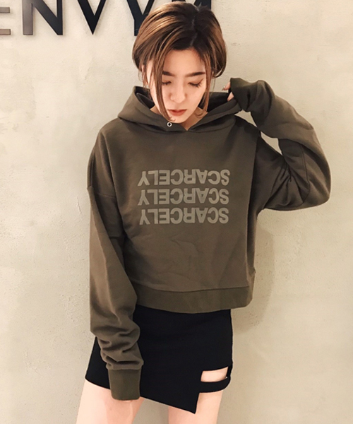 ENVYM(アンビー)の「ショートロゴフーディ(パーカー・レディース・ブラウン/グレー/カーキ・FREE)」の1枚目の写真