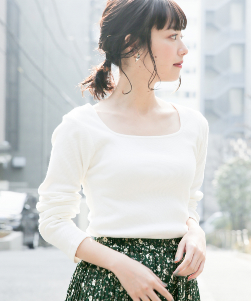 LOWRYS FARM(ローリーズファーム)の「リブスクエアタイトLS 831696(Tシャツ/カットソー・レディース・キャメル/オフホワイト/ブルー/ブラック・MEDIUM/LARGE)」の2枚目の写真