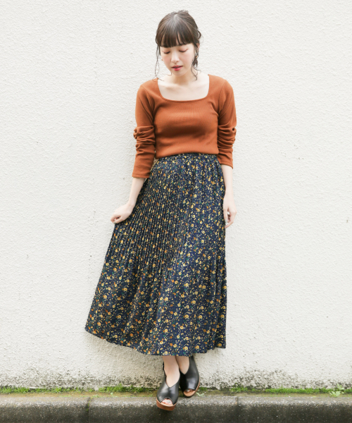 LOWRYS FARM(ローリーズファーム)の「リブスクエアタイトLS 831696(Tシャツ/カットソー・レディース・キャメル/オフホワイト/ブルー/ブラック・MEDIUM/LARGE)」の18枚目の写真