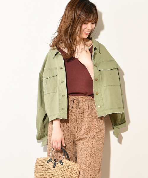natural couture(ナチュラルクチュール)の「袖口Dカン付きシャツブルゾン(ブルゾン・レディース・ベージュ/カーキ/アイボリー・FREE)」の3枚目の写真