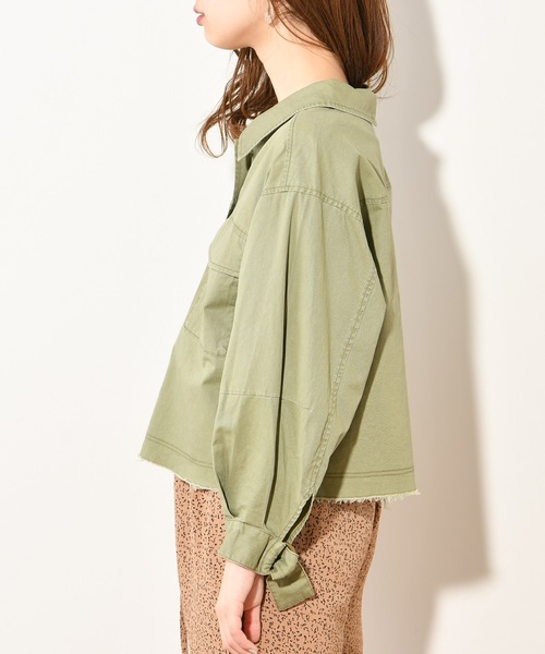 natural couture(ナチュラルクチュール)の「袖口Dカン付きシャツブルゾン(ブルゾン・レディース・ベージュ/カーキ/アイボリー・FREE)」の5枚目の写真