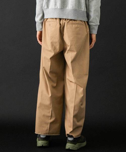 UNITED TOKYO（ユナイテッドトウキョウ）の「カットオフワイドヘムチノパンツ（チノパンツ・メンズ・ベージュ/ブラック/グレー・1/2/3）」の15枚目の写真