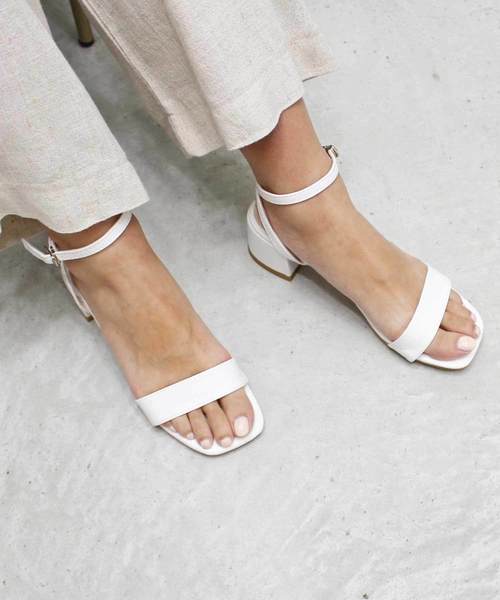 MODE ROBE(モードローブ)の「ストラップサンダル(サンダル・レディース・ホワイト/ブラック/ブラウン/ベージュ/シルバー・22.5㎝/23cm/23.5㎝/24cm/24.5cm/25cm/24.5㎝)」の2枚目の写真