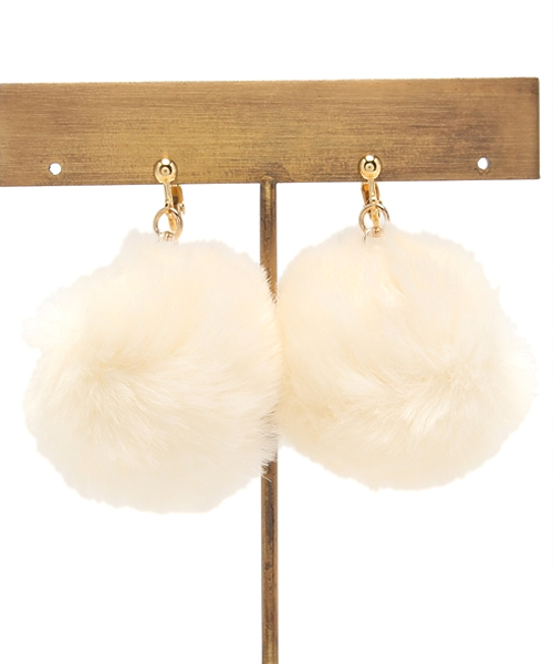 WEGO（ウィゴー）の「WEGO/ファーイヤリング（イヤリング・レディース・ホワイト/サックスブルー/パープル/ライトピンク・FREE）」の2枚目の写真