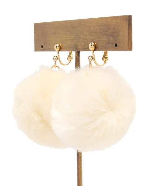 WEGO（ウィゴー）の「WEGO/ファーイヤリング（イヤリング・レディース・ホワイト/サックスブルー/パープル/ライトピンク・FREE）」の5枚目の写真