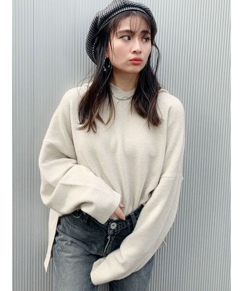 GYDA（ジェイダ）の「【ZOZO限定】Vカットフードニットトップス（ニット/セーター・レディース・アイボリー/チャコールグレー/ブラウン・FREE）」の4枚目の写真