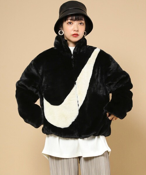 NIKE(ナイキ)の「NIKE/ナイキ ウィメンズ ジャケットプラッシュ(ブルゾン・レディース・ホワイト/ブラック・SMALL/MEDIUM)」の2枚目の写真