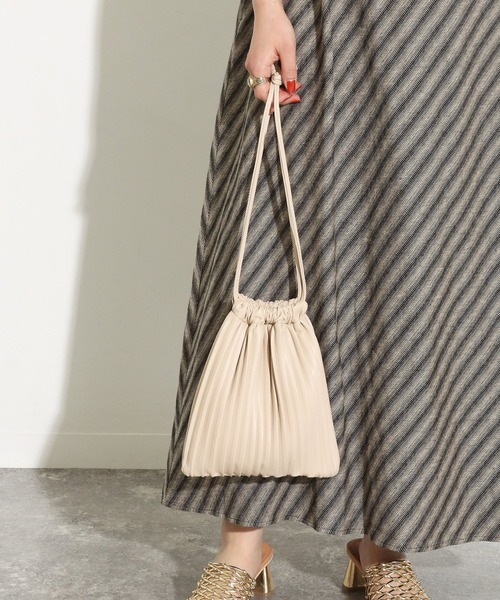 Factor=（ファクターイコール）の「プリーツ巾着ショルダーバッグ（トートバッグ・レディース・アイボリー/サックスブルー/ブラック・FREE）」の2枚目の写真