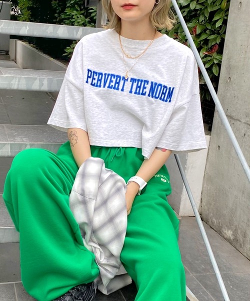 WHO'S WHO gallery(フーズフーギャラリー)の「PERVERT ショートカレッジ刺繍TEE(Tシャツ/カットソー・レディース・ブラック/オフホワイト/グリーン/オートミール・FREE)」の3枚目の写真