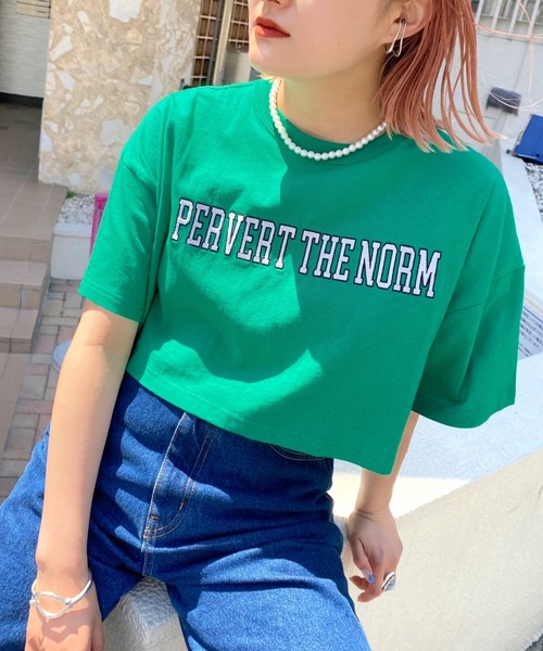WHO'S WHO gallery(フーズフーギャラリー)の「PERVERT ショートカレッジ刺繍TEE(Tシャツ/カットソー・レディース・ブラック/オフホワイト/グリーン/オートミール・FREE)」の4枚目の写真