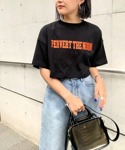 WHO'S WHO gallery(フーズフーギャラリー)の「PERVERT ショートカレッジ刺繍TEE(Tシャツ/カットソー・レディース・ブラック/オフホワイト/グリーン/オートミール・FREE)」の2枚目の写真