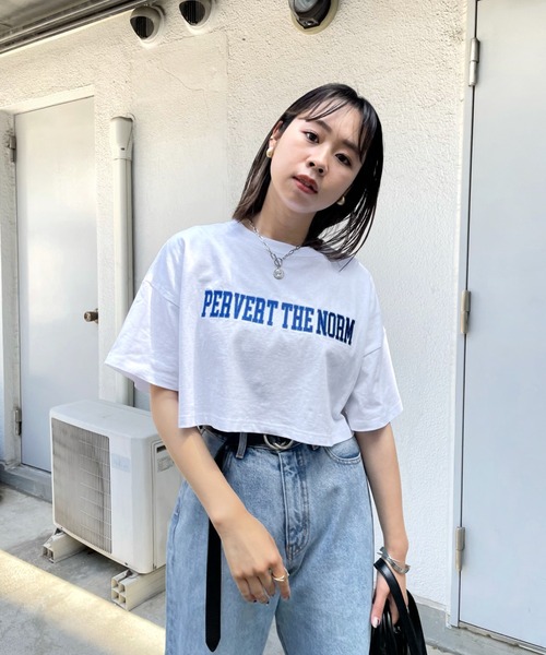 WHO'S WHO gallery(フーズフーギャラリー)の「PERVERT ショートカレッジ刺繍TEE(Tシャツ/カットソー・レディース・ブラック/オフホワイト/グリーン/オートミール・FREE)」の17枚目の写真