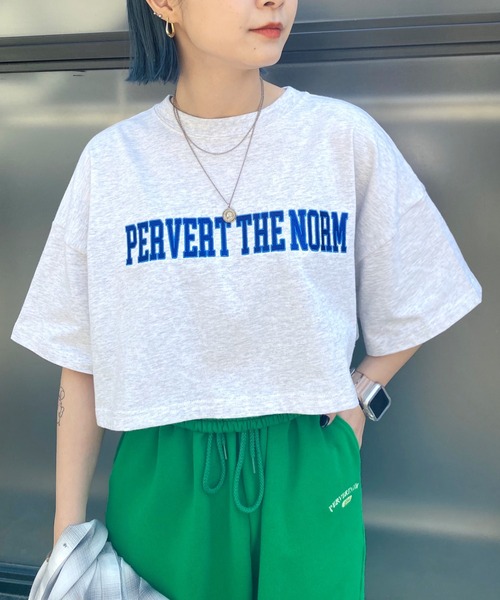 WHO'S WHO gallery(フーズフーギャラリー)の「PERVERT ショートカレッジ刺繍TEE(Tシャツ/カットソー・レディース・ブラック/オフホワイト/グリーン/オートミール・FREE)」の10枚目の写真