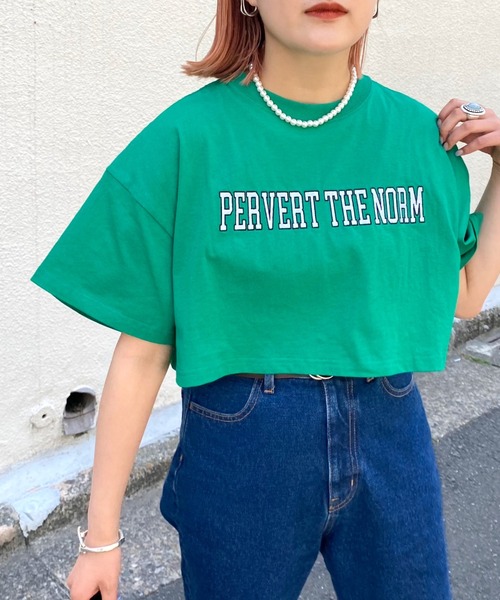 WHO'S WHO gallery(フーズフーギャラリー)の「PERVERT ショートカレッジ刺繍TEE(Tシャツ/カットソー・レディース・ブラック/オフホワイト/グリーン/オートミール・FREE)」の7枚目の写真