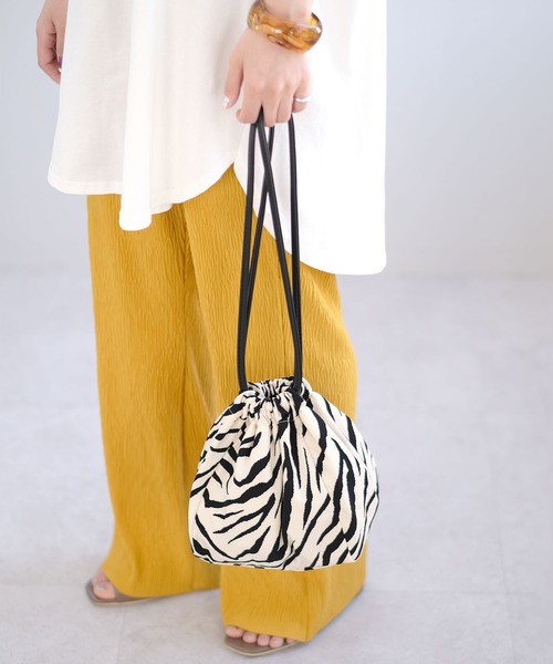 ＡＮＤＪ（アンドジェイ）の「巾着ショルダーバッグ（ショルダーバッグ・レディース・ブラック/アイボリー/その他・M）」の3枚目の写真