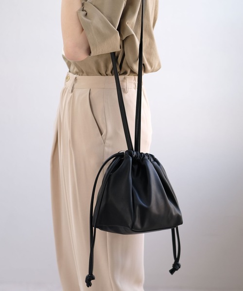 ＡＮＤＪ（アンドジェイ）の「巾着ショルダーバッグ（ショルダーバッグ・レディース・ブラック/アイボリー/その他・M）」の2枚目の写真