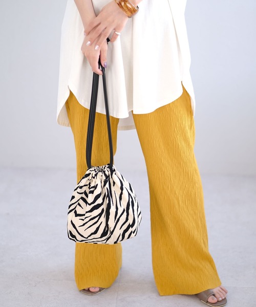 ＡＮＤＪ（アンドジェイ）の「巾着ショルダーバッグ（ショルダーバッグ・レディース・ブラック/アイボリー/その他・M）」の4枚目の写真