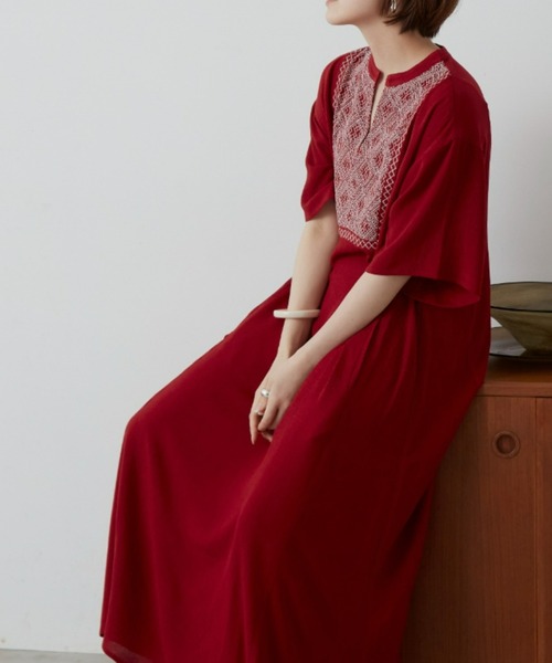 Auntie Rosa Holiday（アンティローザホリデー）の「フロント刺繍カフタンワンピース（ワンピース・レディース・ブラック/レッド/アイボリー・FREE）」の3枚目の写真