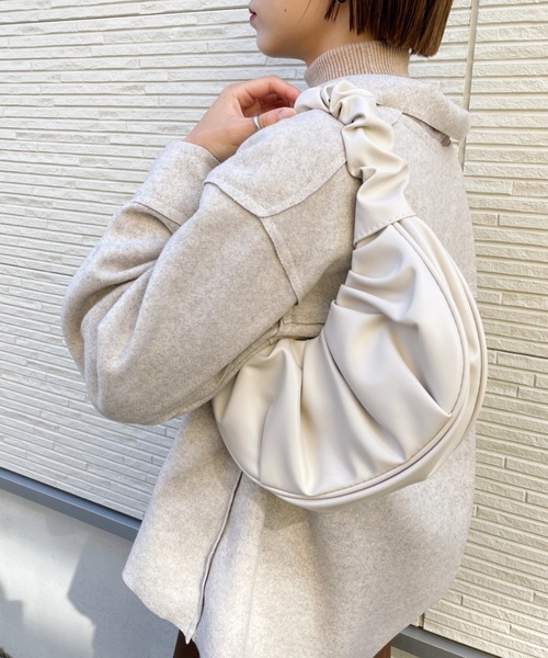 CLEA（クレア）の「ギャザーデザインムーン型ハンドバッグ（ハンドバッグ・レディース・ホワイト/ブラック/サックスブルー・FREE）」の21枚目の写真