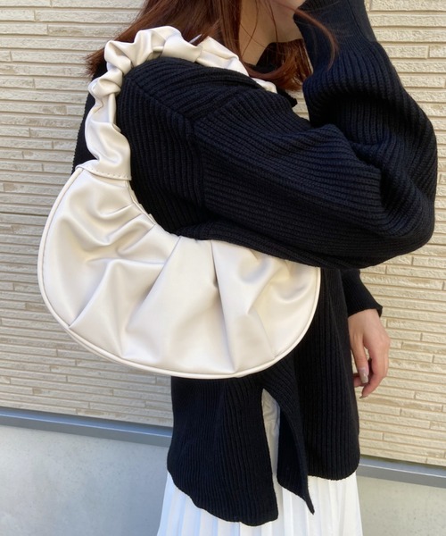 CLEA（クレア）の「ギャザーデザインムーン型ハンドバッグ（ハンドバッグ・レディース・ホワイト/ブラック/サックスブルー・FREE）」の8枚目の写真