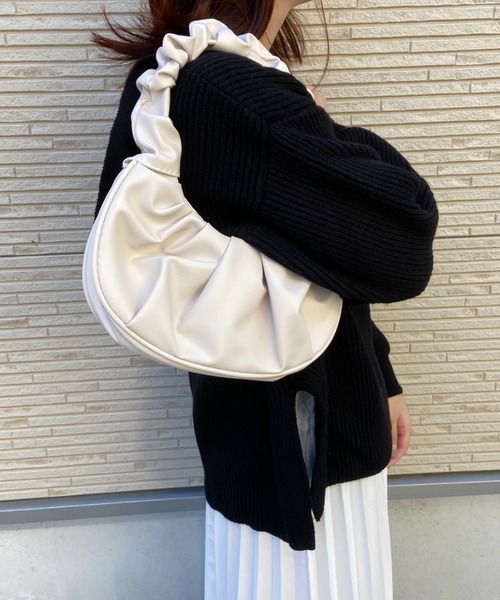 CLEA（クレア）の「ギャザーデザインムーン型ハンドバッグ（ハンドバッグ・レディース・ホワイト/ブラック/サックスブルー・FREE）」の10枚目の写真