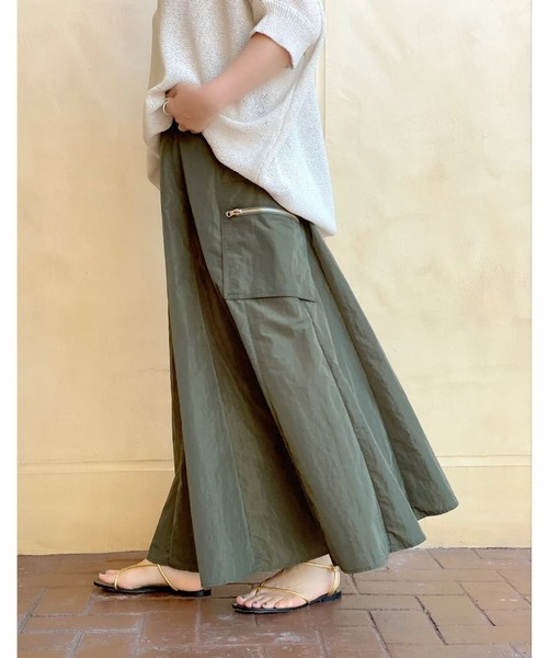 RIVE DROITE（リヴドロワ）の「メリハリのあるシルエットで足長効果　カーゴZIPポケットスカート（スカート・レディース・ブラック/カーキ・FREE）」の2枚目の写真