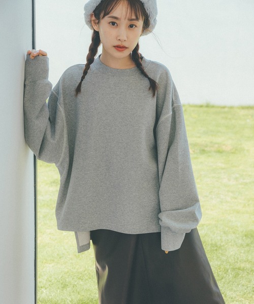 haco!（ハコ）の「【高橋愛さんコラボ】前後で印象を変えて楽しめる 配色デザインのスウェットトップス by LOVE&PEACE PROJECT（スウェット・レディース・グレー/アイボリー・SMALL/MEDIUM/LARGE/X-LARGE）」の2枚目の写真