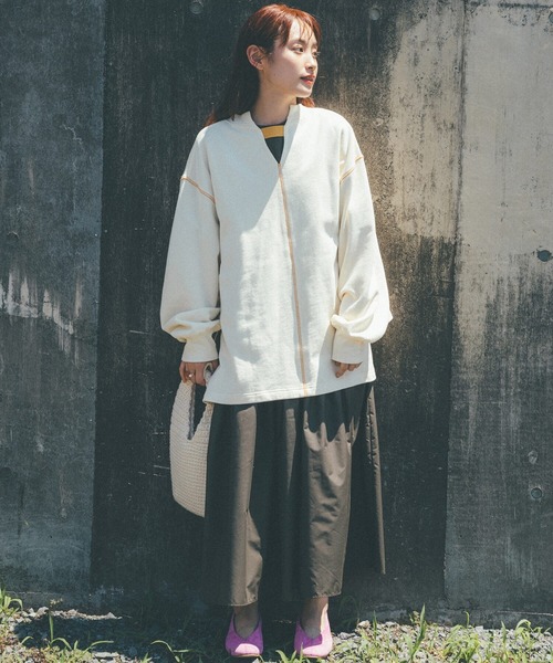 haco!（ハコ）の「【高橋愛さんコラボ】前後で印象を変えて楽しめる 配色デザインのスウェットトップス by LOVE&PEACE PROJECT（スウェット・レディース・グレー/アイボリー・SMALL/MEDIUM/LARGE/X-LARGE）」の3枚目の写真