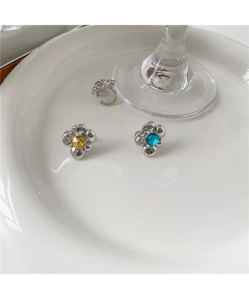 mou(モウ)の「【YNG】フラワーイヤーカフ(片耳用)(イヤーカフ・レディース・パープル/イエロー/ブルー・FREE)」の15枚目の写真