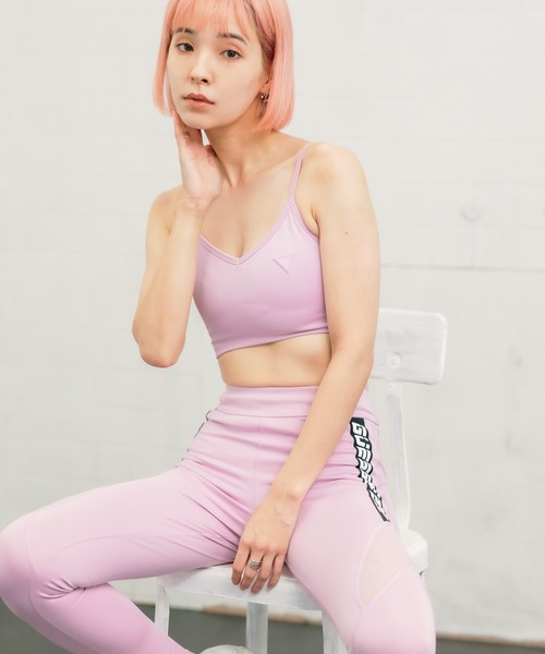 Guess（ゲス）の「GUESS/ゲス ANGELICA ACTIVE BRA トレーニングウェア/スポーツブラ ブラトップ ロゴ セットアップ可 再生資源利用 ジム ヨガ フィットネス ランニング（チューブトップ・レディース・ピンク・S/M/XS）」の2枚目の写真