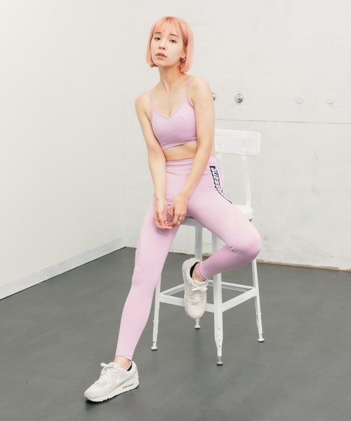 Guess（ゲス）の「GUESS/ゲス ANGELICA ACTIVE BRA トレーニングウェア/スポーツブラ ブラトップ ロゴ セットアップ可 再生資源利用 ジム ヨガ フィットネス ランニング（チューブトップ・レディース・ピンク・S/M/XS）」の4枚目の写真