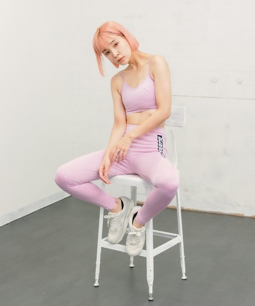 Guess（ゲス）の「GUESS/ゲス ANGELICA ACTIVE BRA トレーニングウェア/スポーツブラ ブラトップ ロゴ セットアップ可 再生資源利用 ジム ヨガ フィットネス ランニング（チューブトップ・レディース・ピンク・S/M/XS）」の5枚目の写真