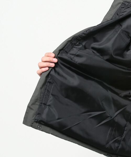 ADAM ET ROPE'（アダムエロペ）の「【アウトレット店舗・WEB限定】ファイバーダウンベスト（ダウンベスト・メンズ・ブラック/グレー・L/LL/M）」の4枚目の写真