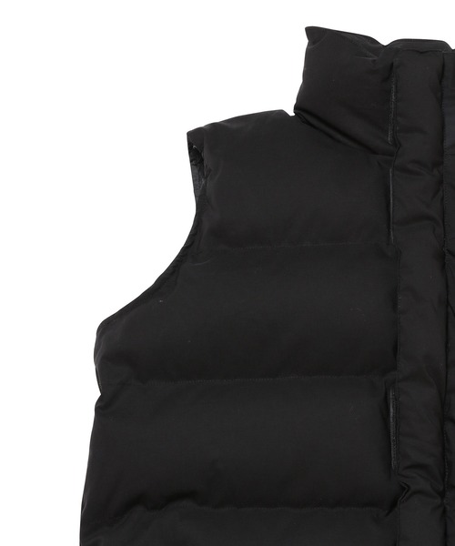 ADAM ET ROPE'（アダムエロペ）の「【アウトレット店舗・WEB限定】ファイバーダウンベスト（ダウンベスト・メンズ・ブラック/グレー・L/LL/M）」の8枚目の写真
