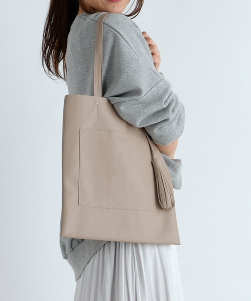 Actually(アクチュアリー)の「フェイクレザー フラットトート(トートバッグ・レディース・ホワイト/ブラック/ピンク/グレイッシュベージュ/シルバー/ブルー/グレー/パープル/マスタード・フリー)」の21枚目の写真