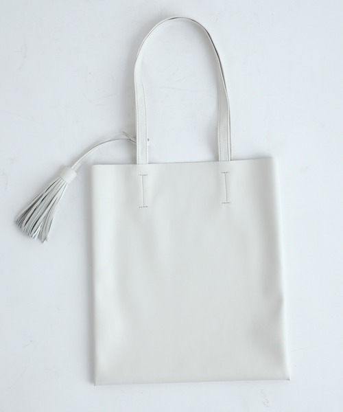 Actually(アクチュアリー)の「フェイクレザー フラットトート(トートバッグ・レディース・ホワイト/ブラック/ピンク/グレイッシュベージュ/シルバー/ブルー/グレー/パープル/マスタード・フリー)」の12枚目の写真