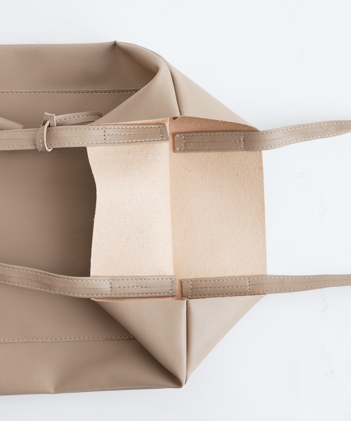 Actually(アクチュアリー)の「フェイクレザー フラットトート(トートバッグ・レディース・ホワイト/ブラック/ピンク/グレイッシュベージュ/シルバー/ブルー/グレー/パープル/マスタード・フリー)」の11枚目の写真