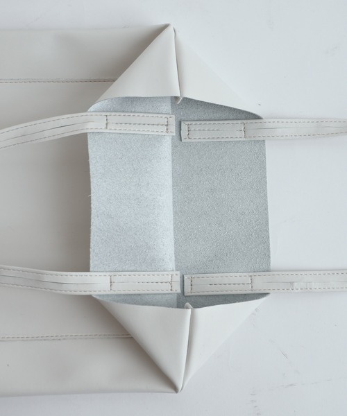 Actually(アクチュアリー)の「フェイクレザー フラットトート(トートバッグ・レディース・ホワイト/ブラック/ピンク/グレイッシュベージュ/シルバー/ブルー/グレー/パープル/マスタード・フリー)」の18枚目の写真