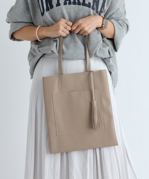 Actually(アクチュアリー)の「フェイクレザー フラットトート(トートバッグ・レディース・ホワイト/ブラック/ピンク/グレイッシュベージュ/シルバー/ブルー/グレー/パープル/マスタード・フリー)」の22枚目の写真