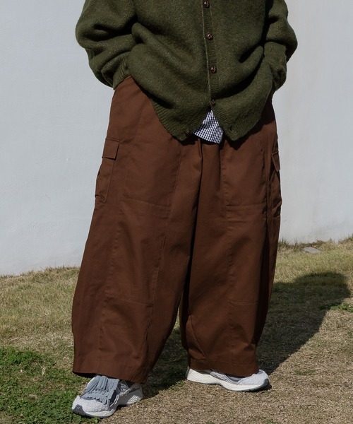 kutir(クティール)の「ワイドタックバルーンカーゴパンツ(カーゴパンツ・メンズ・ダークブラウン/イエロー/ネイビー/チャコールグレー・LARGE/SMALL/MEDIUM)」の3枚目の写真