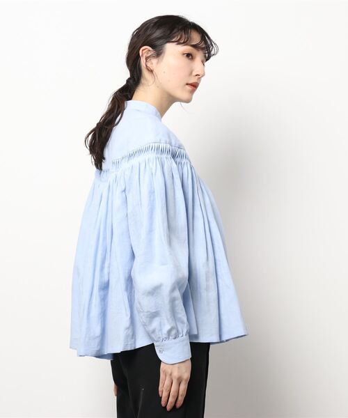 Scye(サイ)の「Scye | 〈別注〉リネンピンタックプルオーバーブラウス WOMEN(シャツ/ブラウス・レディース・ライトブルー・38)」の2枚目の写真