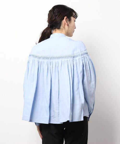 Scye(サイ)の「Scye | 〈別注〉リネンピンタックプルオーバーブラウス WOMEN(シャツ/ブラウス・レディース・ライトブルー・38)」の3枚目の写真
