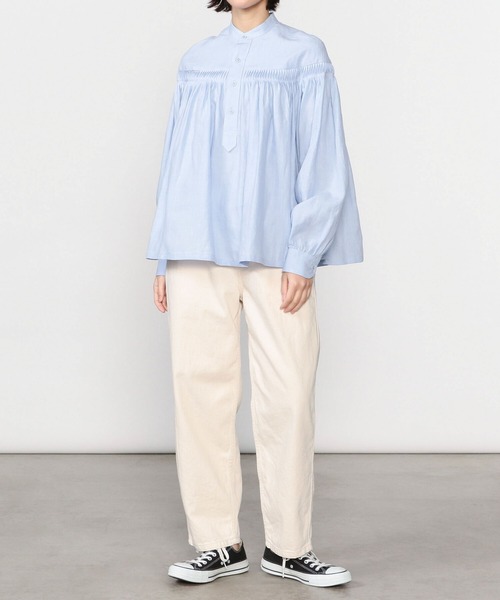 Scye(サイ)の「Scye | 〈別注〉リネンピンタックプルオーバーブラウス WOMEN(シャツ/ブラウス・レディース・ライトブルー・38)」の4枚目の写真