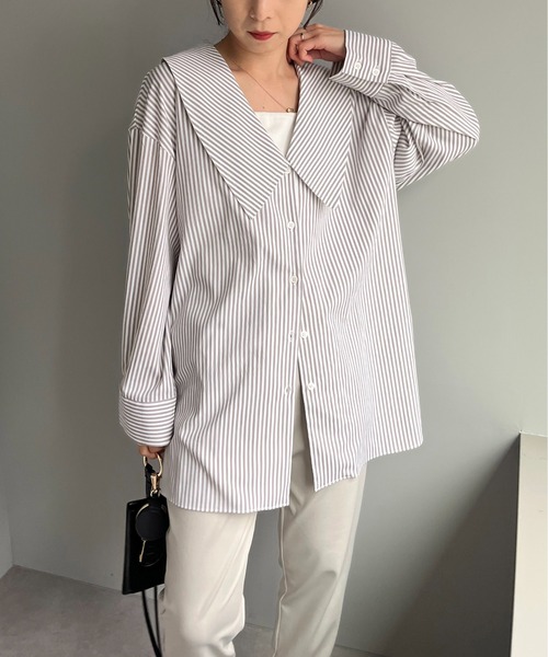 CAPRICIEUX LE'MAGE（カプリシューレマージュ）の「深Vストライプシャツ（シャツ/ブラウス・レディース・イエロー/グレー/グレイッシュベージュ・FREE）」の3枚目の写真